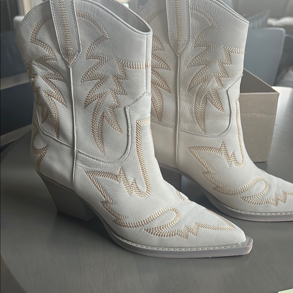 Dolce Vita Runa Ankle Boots with Embroidery in sand nubuck Nubuck upper.